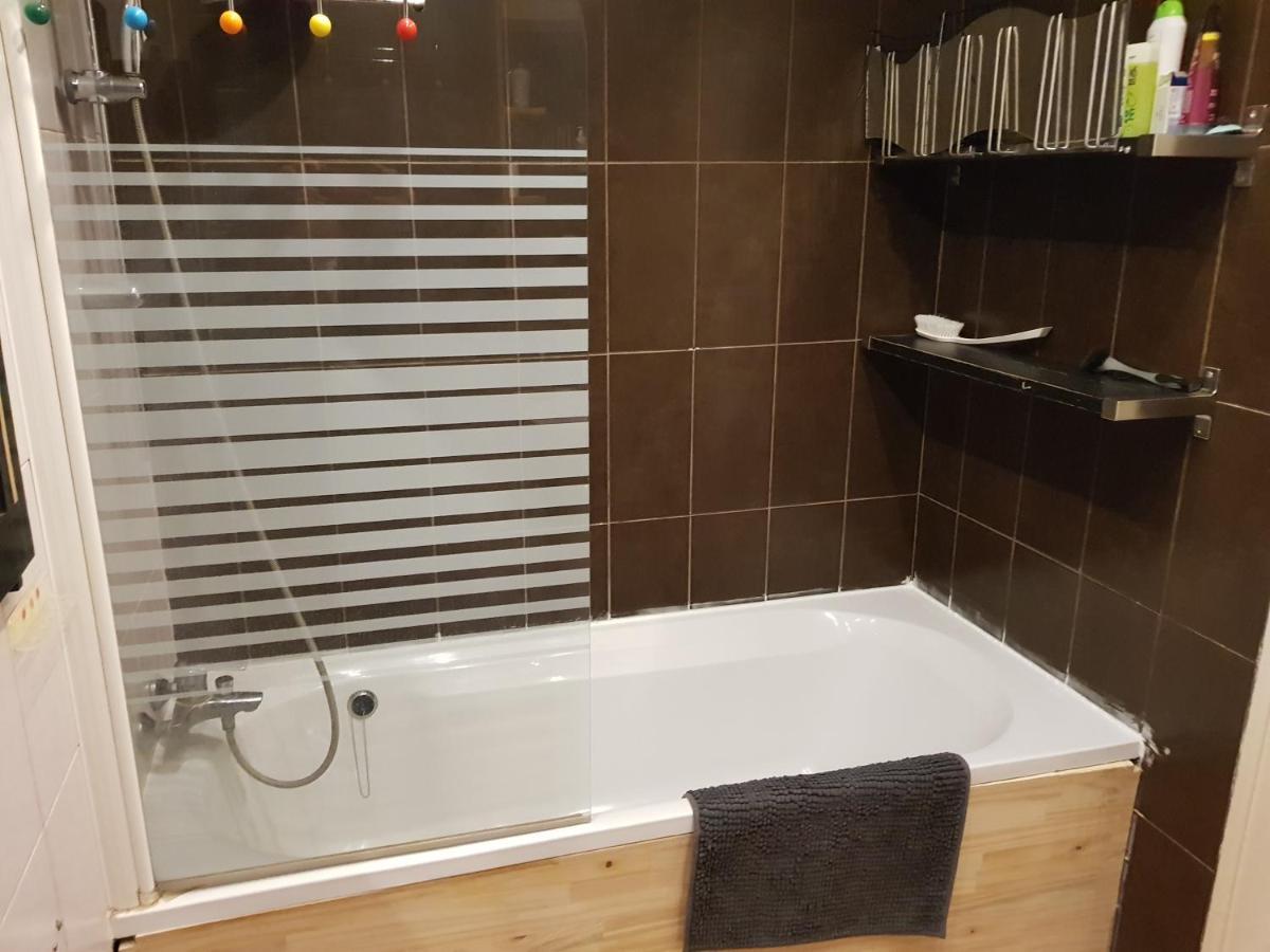Grand appartement fonctionnel et calme sur lyon8 a 2 pas du metro Extérieur photo